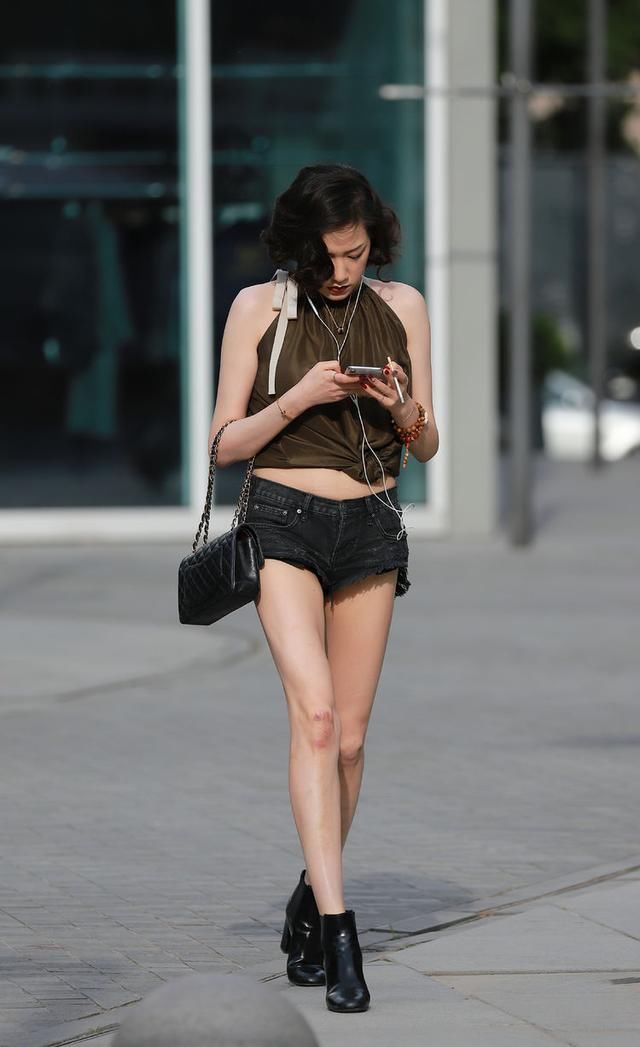 街拍：小姐姐勇于追求时尚前卫不拘束，展现出迷人性感的风采！