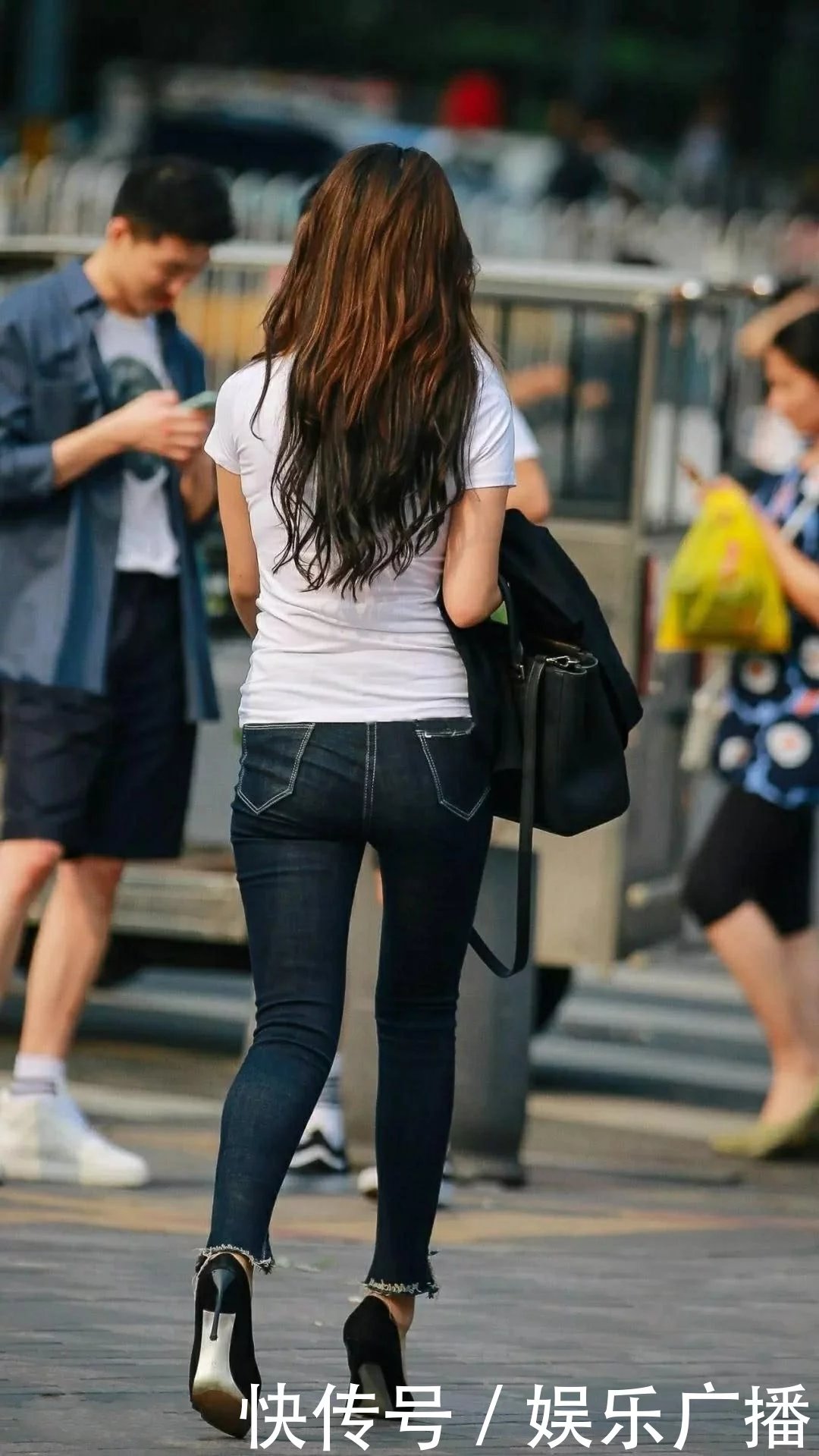 俏皮小姐姐小白T搭配牛仔裤，高挑身材风韵十足，夺得女性同胞的