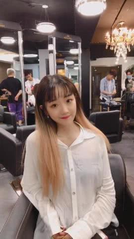 漂亮的短发小姑娘去理发店换新发型，接发后颜值堪比网红