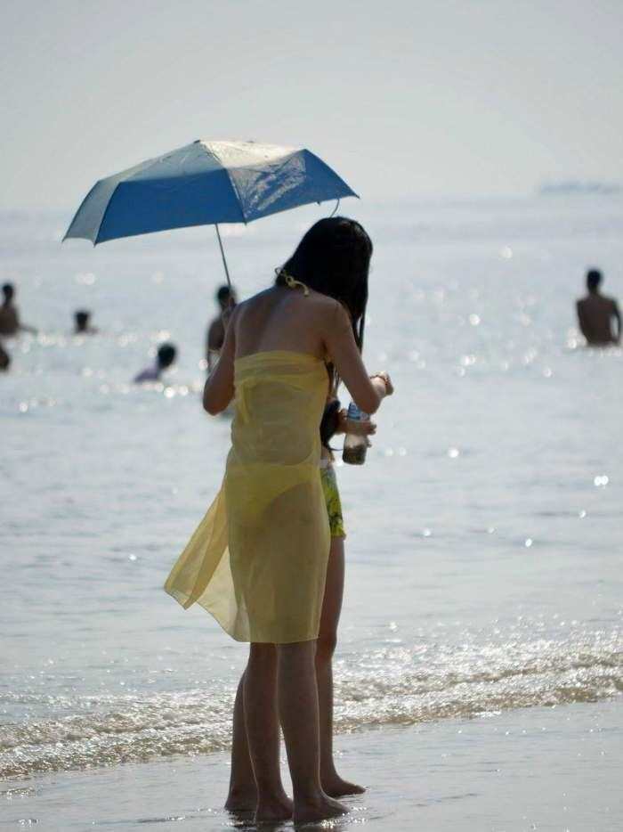 路人街拍, 海边的丰满辣妈, 好身材遮不住啊