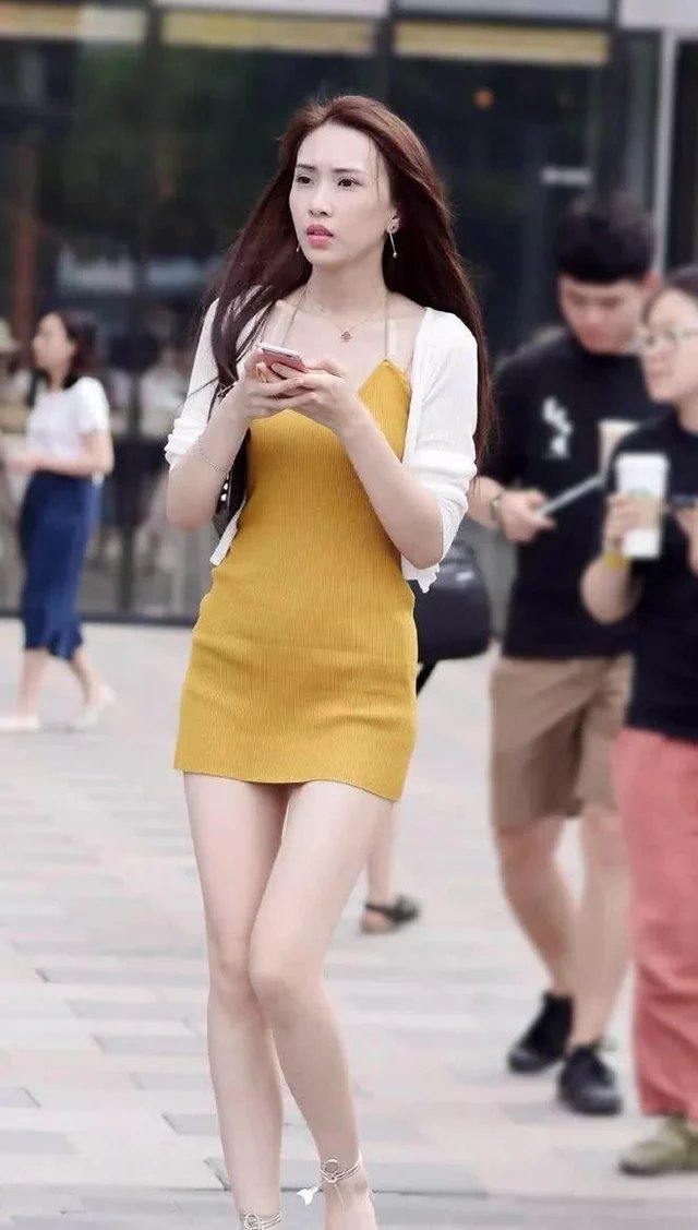 清新甜美的小姐姐连衣裙穿出迷人好身姿，超短裙摆秀出逆天长腿吸