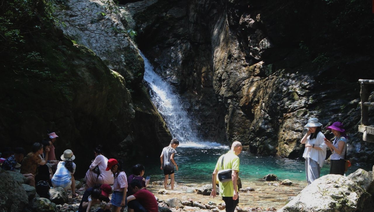 冰柜抬千米山顶花时2小时 老伯每人40元工钱 被外国朋友夸勤劳