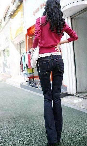 紧身裤行走时气场十足，妹子给人稳重成熟的魅力