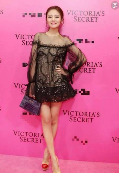 安以轩厉害了!短到大腿根的薄纱裙都敢穿出来,网友:为显腿长呗