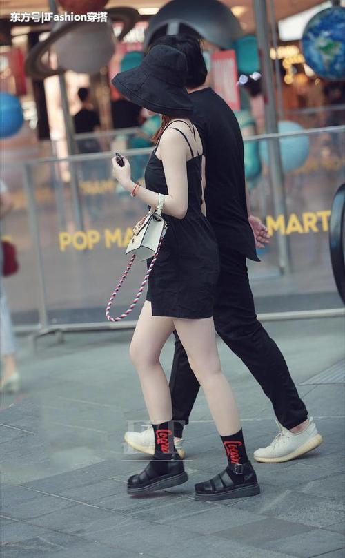 街拍：美女搭配时尚大胆，大长腿不论走到哪里都很抢眼