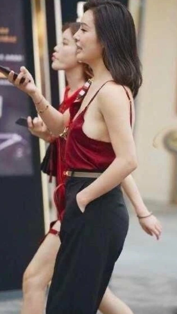 街拍丨成熟美妇人，身着清凉吊带衫，风韵犹存!
