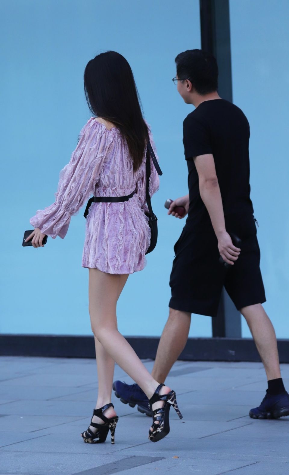 你有多久没仔细欣赏过女人的背影了？那就进来养养眼吧