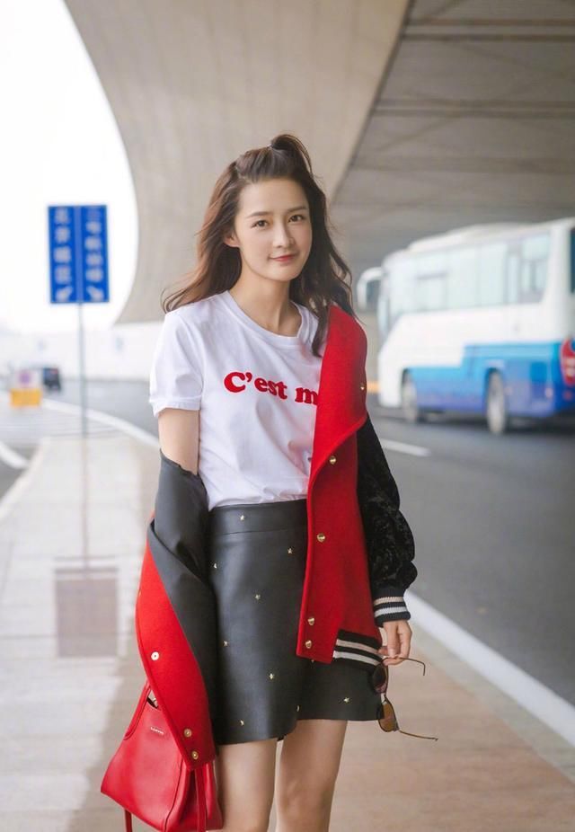 被徐濠萦穿出“俗气”感的短袜，李沁硬是穿出了清新脱俗！