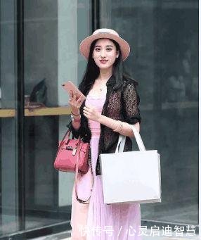 街拍轻熟风穿搭彰显曲线身材，第三位小姐姐好有女人味