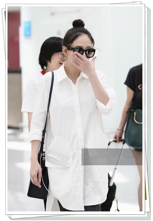 39岁陈乔恩机场穿一件长款白衬衫似路人，网友：可惜了好身材！