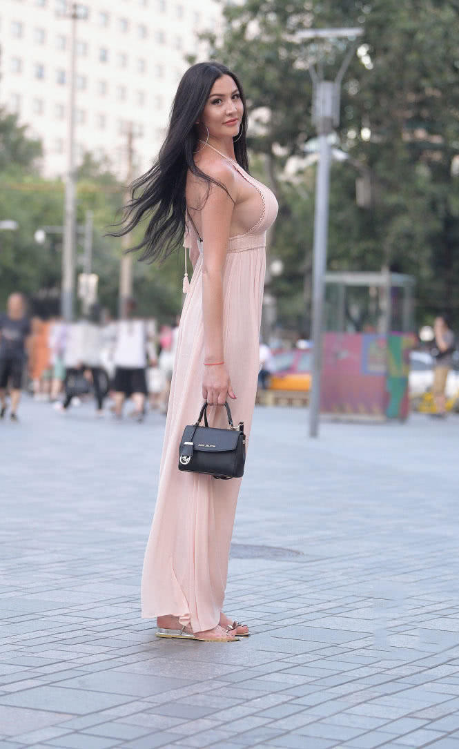 丰满的外国小姐姐穿吊带裙秀出傲人上围，火辣身材看一眼怎么够！