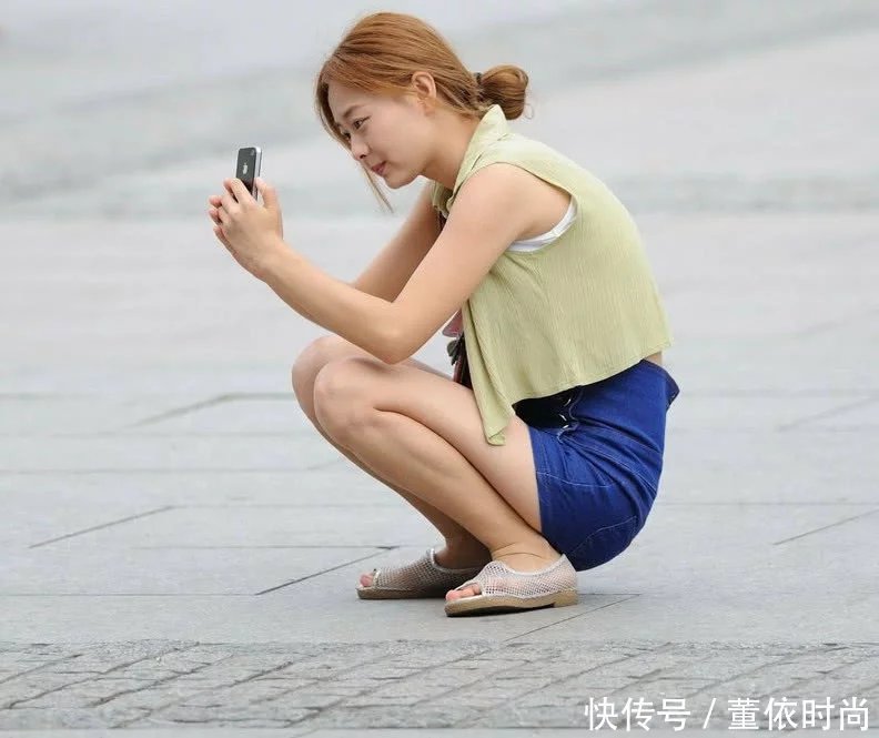 性感小姐姐,高腰小热裤搭配白色小背心显曼妙身姿,自拍时的样子