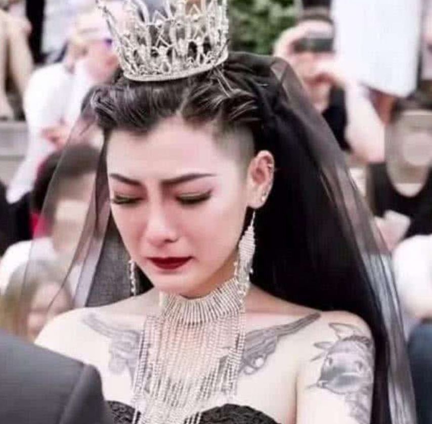 抖音“黑纱新娘”私下竟长这个样, 纯素颜出镜, 网友: 不可思议