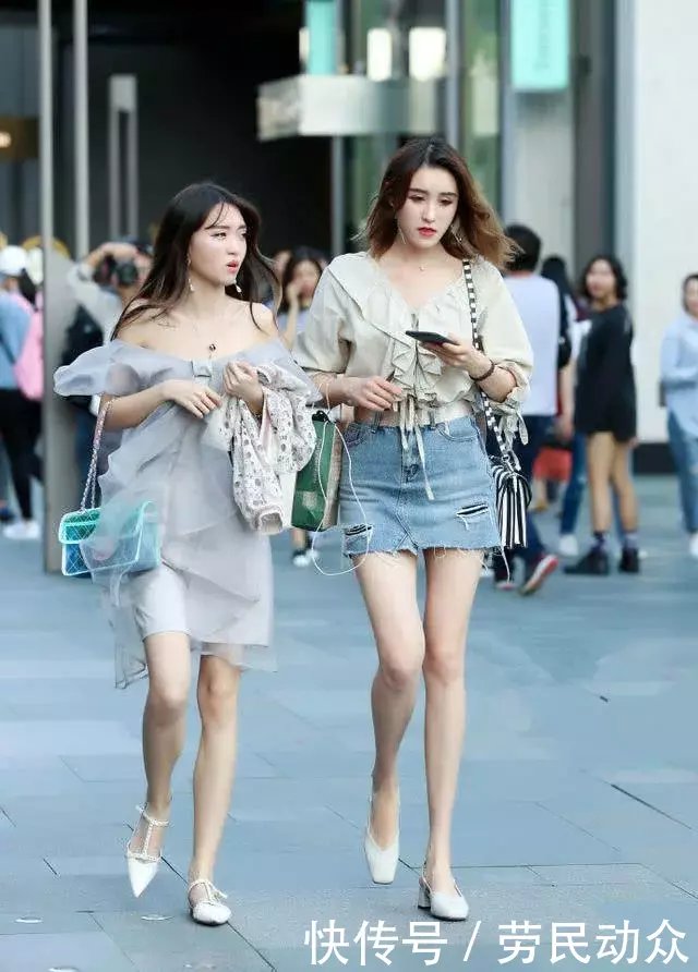 街拍：白皙身姿曼妙的小姐姐，穿着性感让人心动不已！