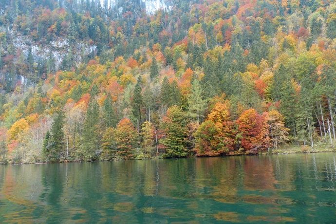 阿尔卑斯山中藏有一湖，如果说这里晴天像天堂，那阴天就像仙境