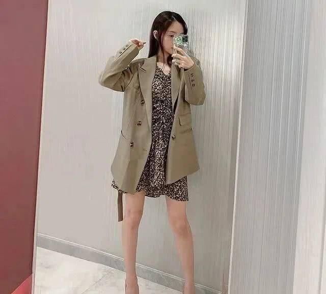 『网络红人』李小路蹲在家里又发自拍，碎花长裙配西服露大长腿！总算已不土low网络红人风