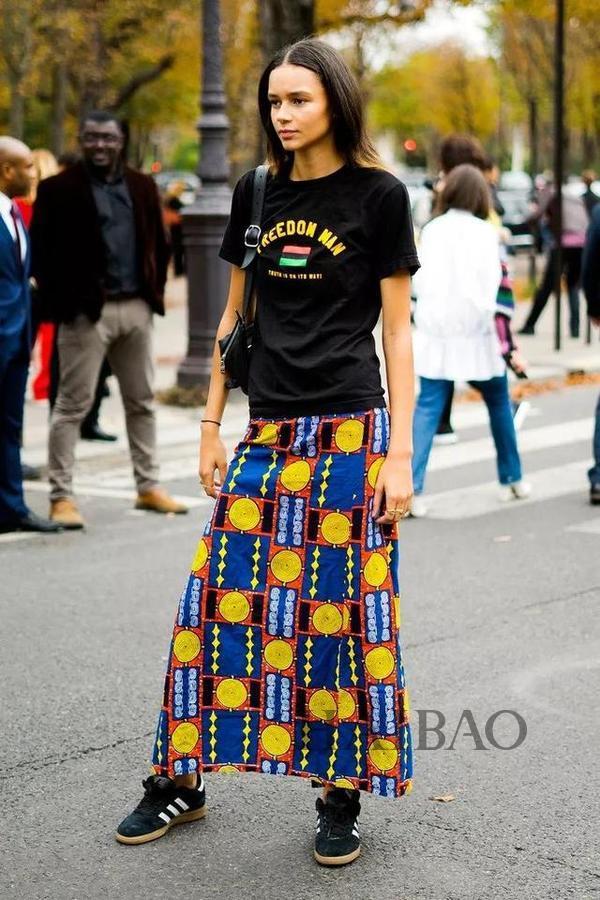 Tee+过膝裙Hold住各种场合 包你时髦一整夏！