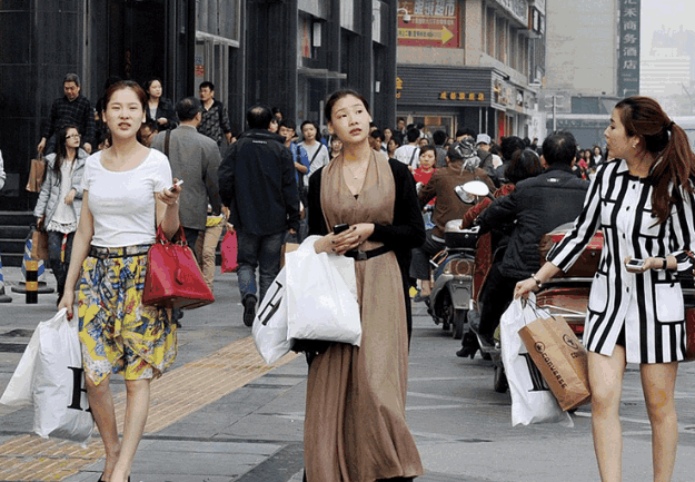 越南美女来中国旅游，看到街头情侣的这一幕，表示很难理解！