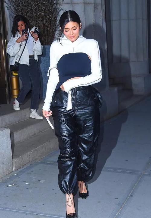 金小妹裙子这么紧硬往里穿,挤出肉肉好尴尬