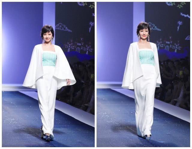 赵雅芝亮相活动，看到她的裙子，真的被闪到眼睛了！