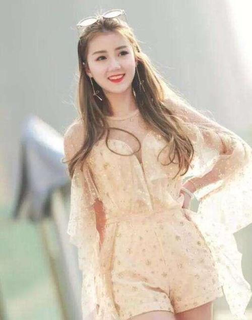 街拍: 白色包臀裙小美女，身材匀称举止优雅，令人着迷！