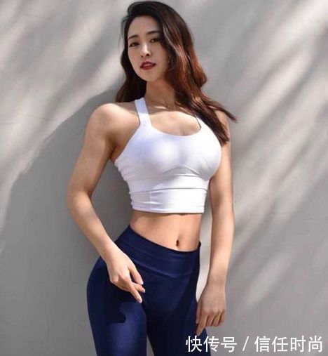 傲人身材的打底裤美女，穿出女神范，彰显年轻活力气质！