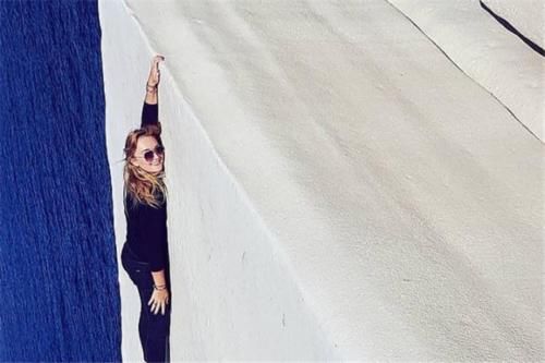 网红“蛋糕悬崖”致多人坠崖，设立栏杆禁止自拍，违者有巨额罚款