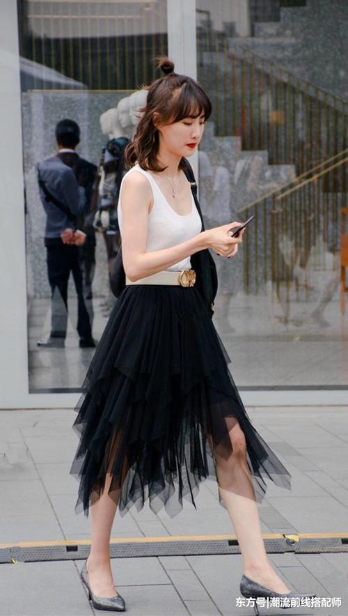 街拍：图1时尚美女，穿一袭红色裙子，图3美女的黑薄纱裙很吸睛