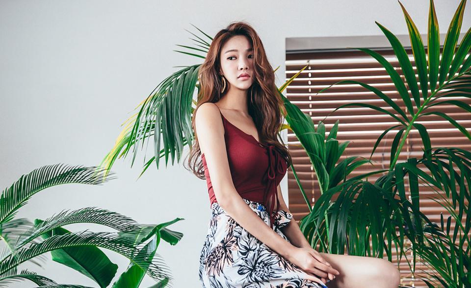 街拍：红色遇见吊带穿出好气质的美裙子!