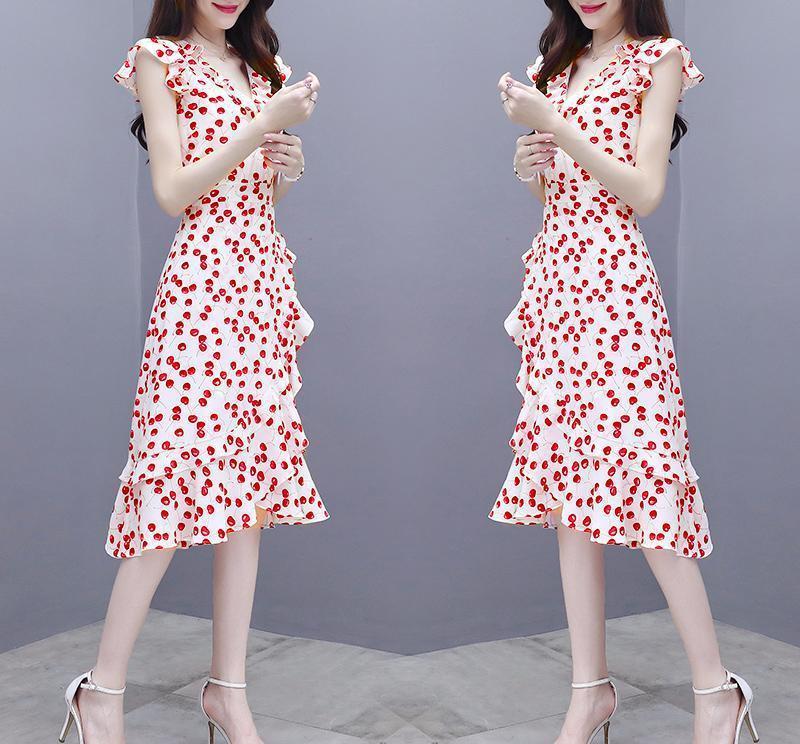 女人别再短T配短裤了，今年流行“背影杀”套裙，浓浓女人味十足