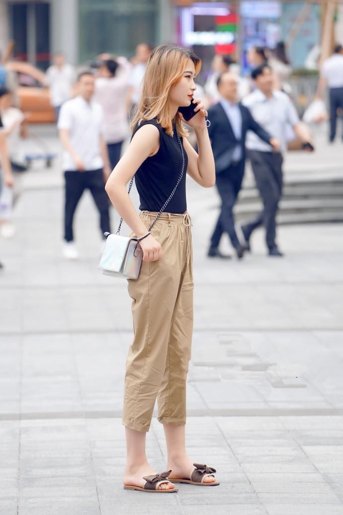 国内街拍 大长腿从人群中脱颖而出 最后小美女是靓点!