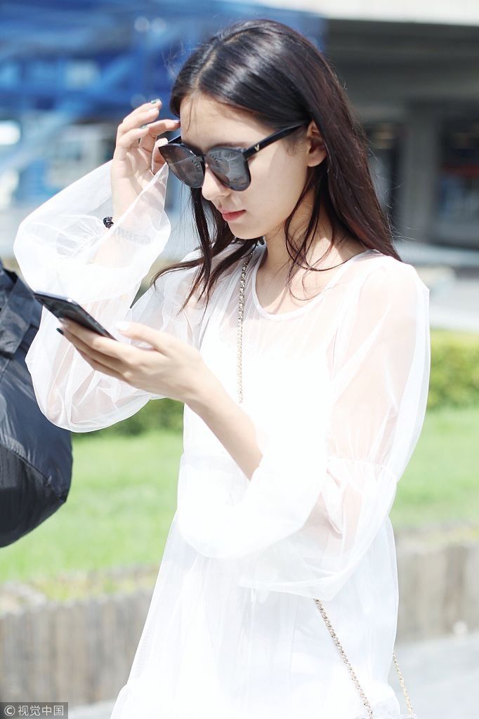 小仙女既视感！张予曦透视白纱裙清纯甜美 机场脚步轻快微笑任拍