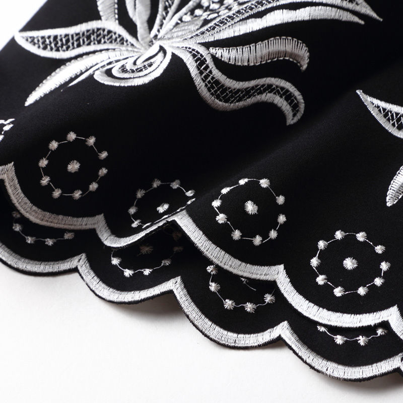 46岁丈母娘，简直太洋气了!穿这样的“秋裙”裸靴，嫩美到飞起