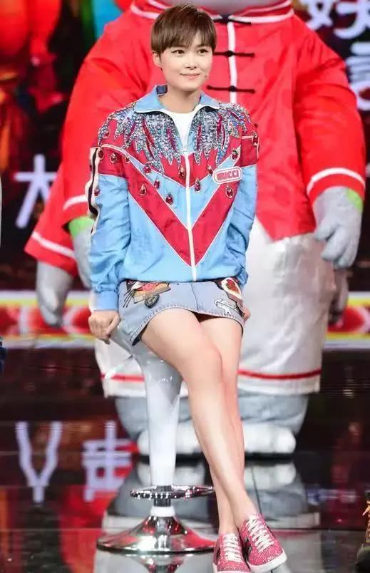 李宇春过分了哈！这种裤子都敢穿，网友：确定是腿精本人了