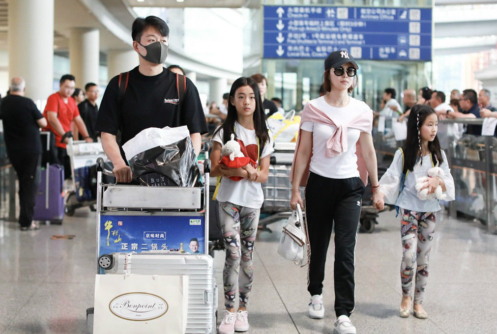 佟大为两千金走秀归来晒家族长腿 一家四口其乐融融