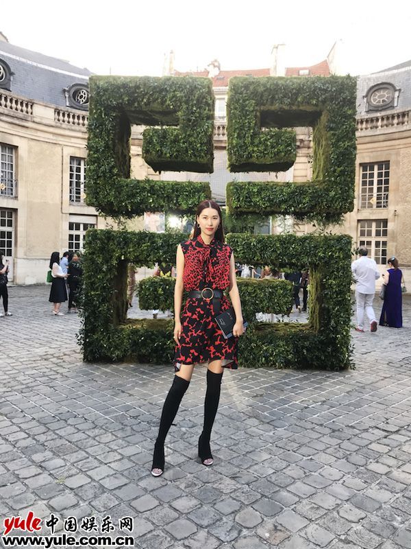 李晖出席纪梵希高定 巴黎街头展现东方美