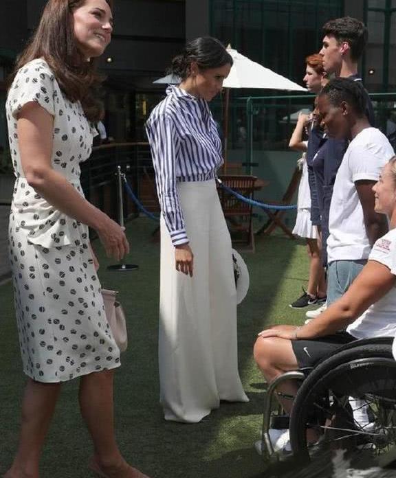 英国王妃凯特、梅根合体亮相, 梅根探头探脑, 凯特难掩贵族气质