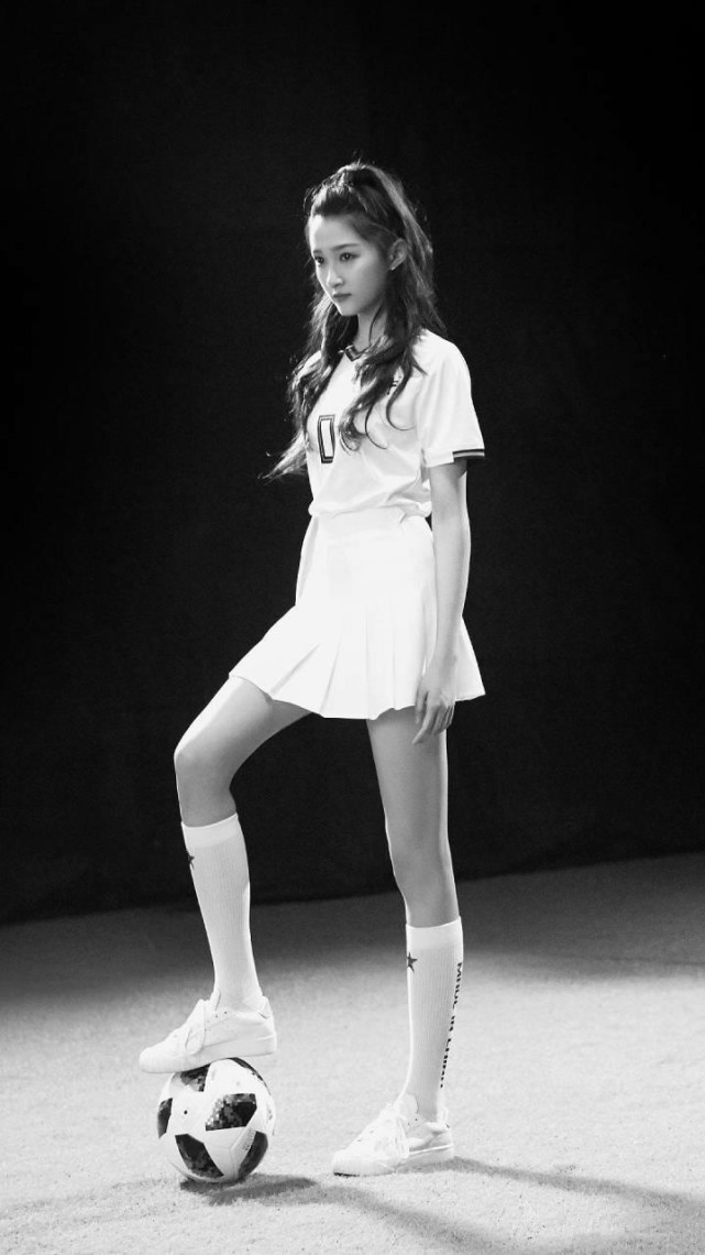 身高173的关晓彤腿长就是任性,半身裙也能当超短裙穿!