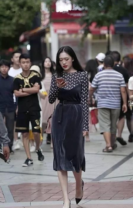  『身上穿着一』一双绿色的尖头高跟鞋，带有铆钉的设计，显得十分的精致与时尚