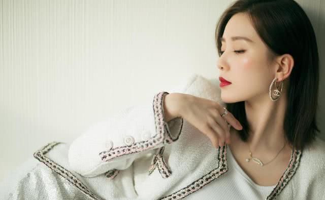 【刘诗诗选择】刘诗诗复出后气质高贵迷人，一袭白裙配流苏珠宝，宛若优雅白天鹅