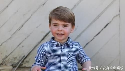  格子：路易小王子2岁生日新照来袭！穿格子衬衫变小画家，好羡慕这发量