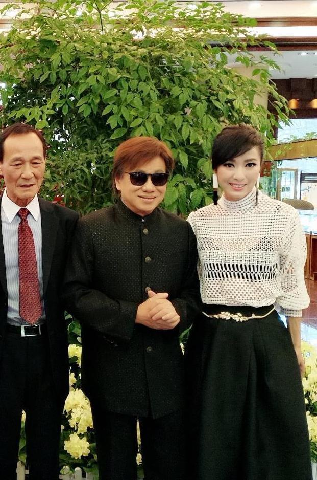 63岁米雪穿镂空长裙比少女还少女, 脸嫩白如雪甜笑好仙美