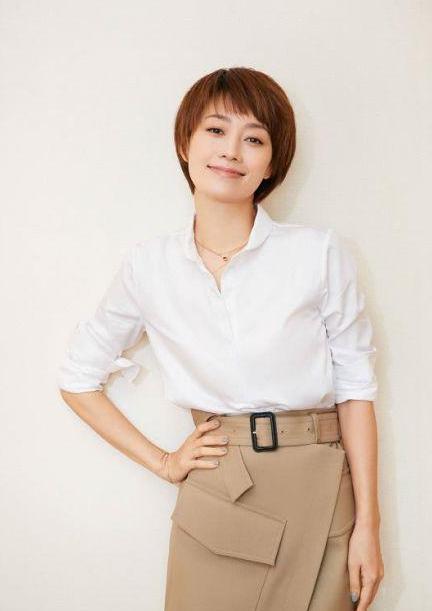 马伊琍终于少女了一回！穿“乞丐裤”潮出新高度，粉嫩T恤太减龄