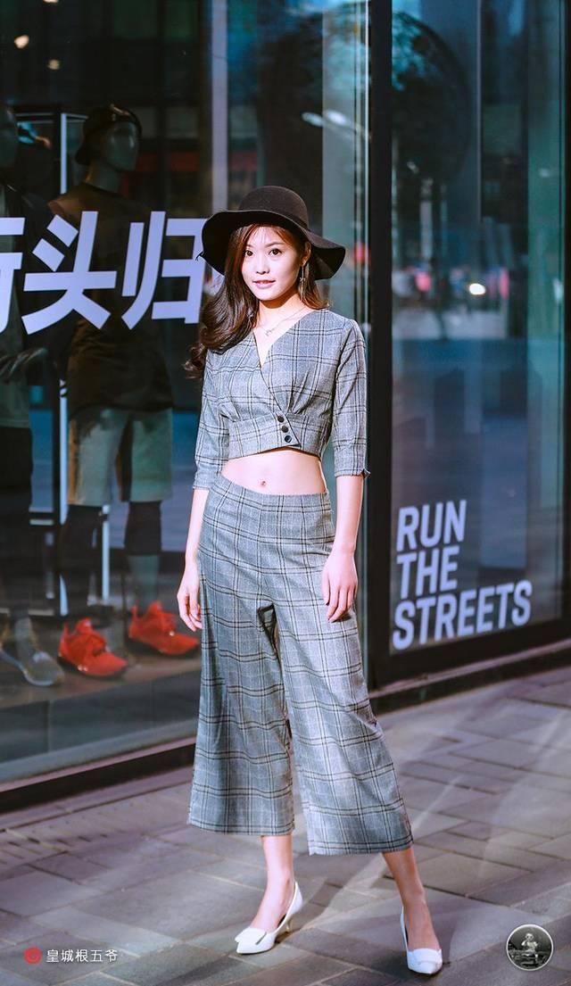  [美女]时尚街拍：普普通通的穿衣搭配方法，时尚潮流美女一直可以一般的衣服裤子搭出不同寻常