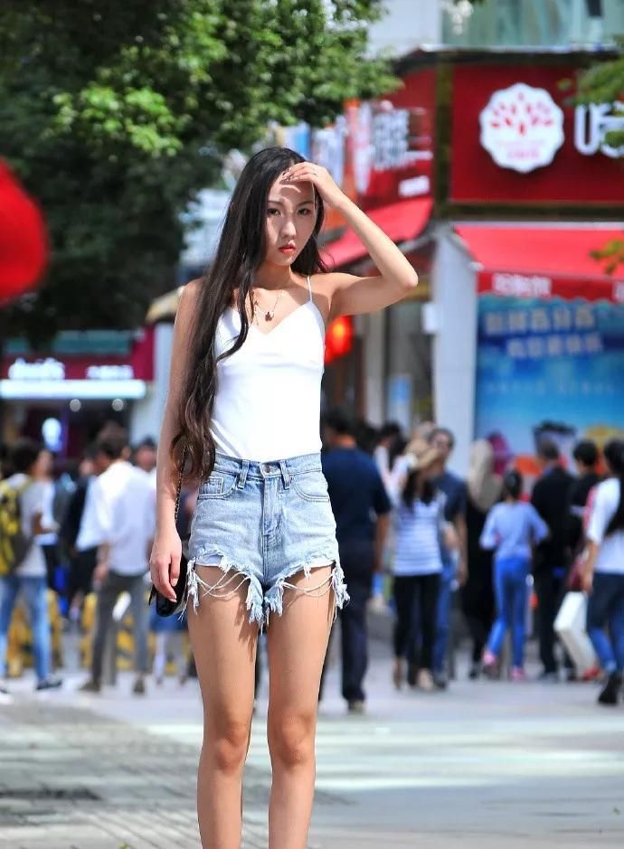  比例：小姐姐穿上高跟鞋后,身材比例显得十分的协调