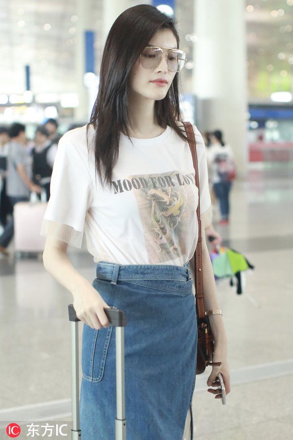 何穗开叉裙里套蕾丝裙，网友:为什么要妨碍我们看大长腿?