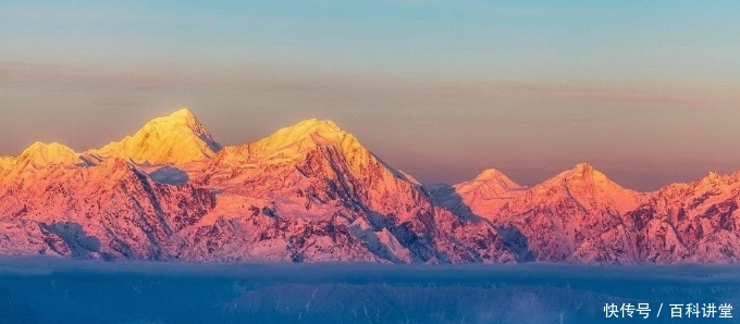 四川贡嘎山旅游胜地，人少景美，假期不用人挤人