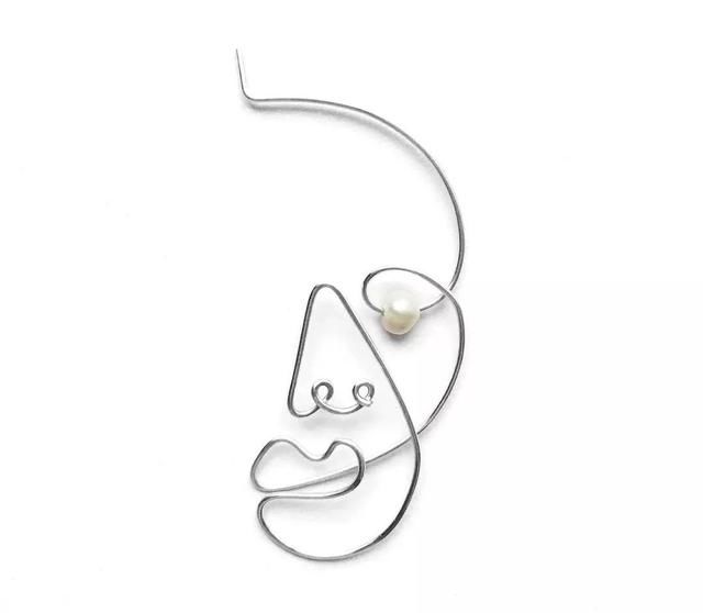 有一种“极简主义”，把女人的身体戴在耳朵上