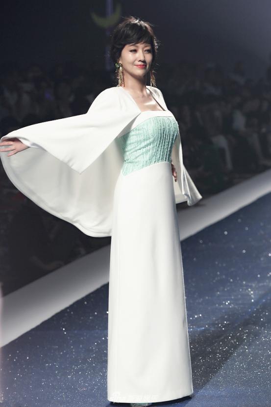 赵雅芝63岁，刘嘉玲52岁，两人同穿白色披风，差距竟如此尴尬！