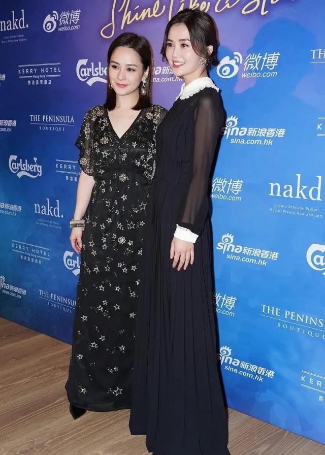  「呈现的更」阿娇终于穿对了，黑色V领连衣裙至少显瘦10斤，终于信是110斤了
